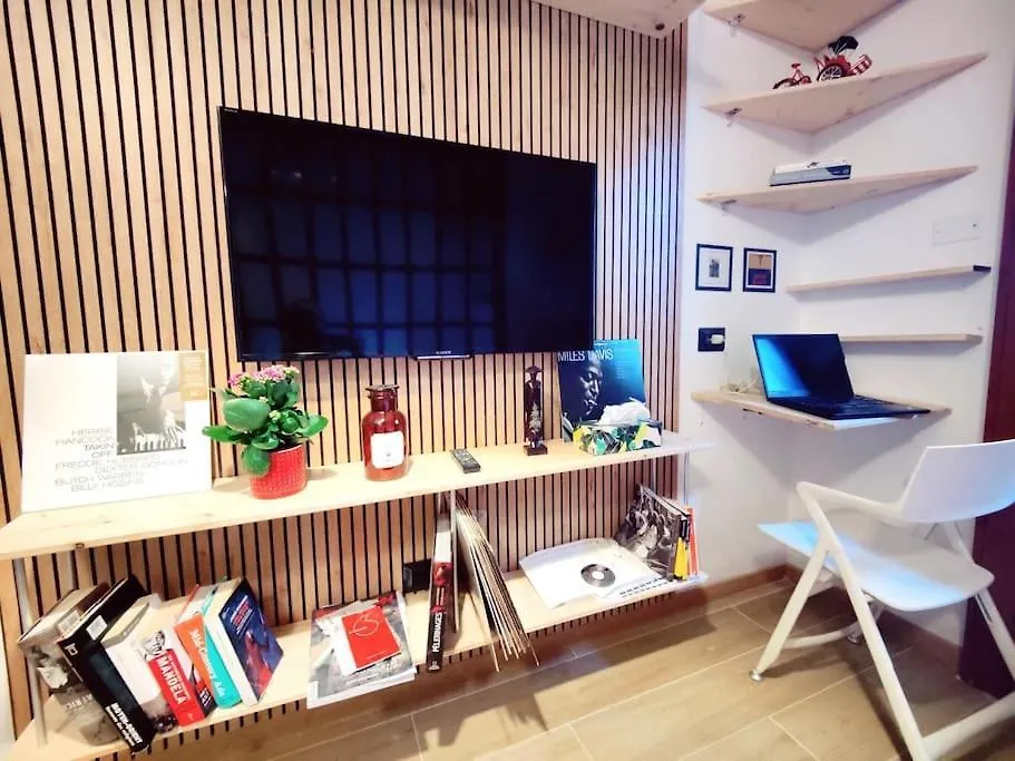 Apartamento Casa Cloclo: Design & Vintage Apt Above Subway Milão